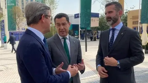 Juanma Moreno, junto a Jorge Paradela y Ram&oacute;n Fern&aacute;ndez-Pacheco