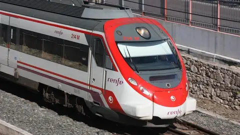 Imagen de archivo de un tren de cercan&iacute;as en M&aacute;laga
