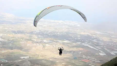 Imagen de archivo de un parapentista