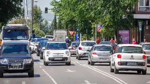 Imagen de veh&iacute;culos circulando por Granada