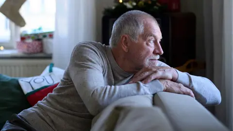 Un pensionista preocupado por el estado de su paga extra de Navidad