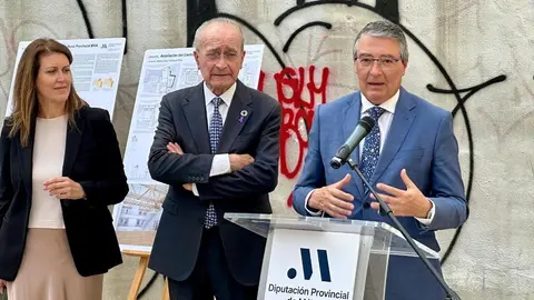 Francisco Salado, presidente de la Diputaci&oacute;n de M&aacute;laga, junto al alcalde Francisco ce la Torre
