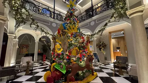 &Aacute;rbol de Navidad gigante en Hotel Casa Palacio Mar&iacute;a Luisa | Cristo Garc&iacute;a