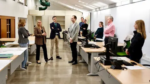 La alcaldesa de Granada, Marifr&aacute;n Carazo, ha visitado la nueva oficina redactora del PGOM