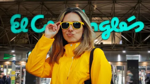 Una mujer frente a una tienda de El Corte Ingl&eacute;s