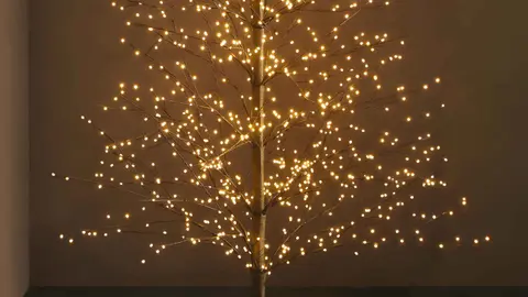 &Aacute;rbol de navidad aesthetic con luces LED de Zara Home