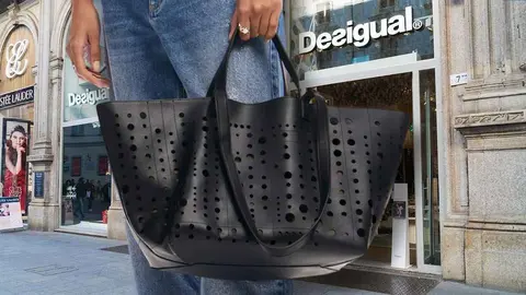 Una mujer con el bolso shopper de Desigual