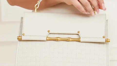 Minibolso de mano Alia de piel de Guess