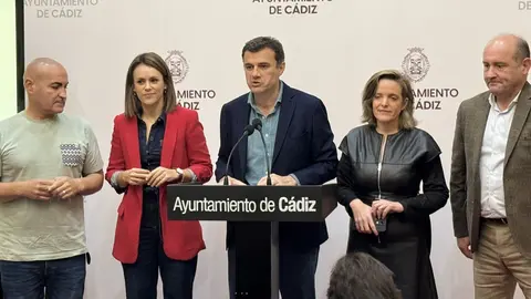 Parte del Equipo de Gobierno del Ayuntamiento de C&aacute;diz durante su atenci&oacute;n a los medios | Cristo Garc&iacute;a