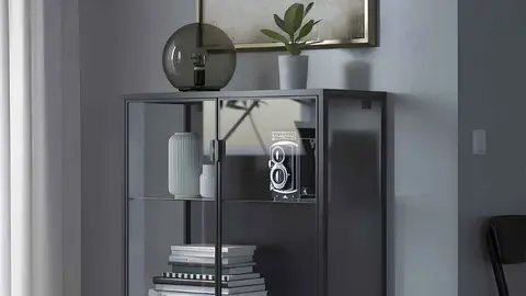Mueble vitrina de la serie RUDSTA de Ikea