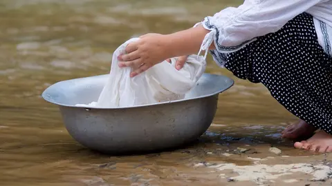 Lavandera en el r&iacute;o