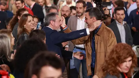 El presidente del Gobierno Pedro S&aacute;nchez, saluda al l&iacute;der de los socialistas andaluces Juan Espadas