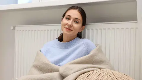 Una mujer utiliza el &uacute;ltimo gadget de Carrefour para aislar el hogar del fr&iacute;o