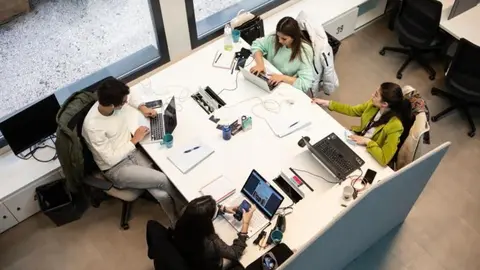 J&oacute;venes trabajando en una oficina