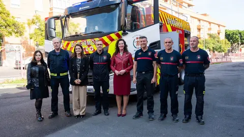La alcaldesa Mar&iacute;a del Mar V&aacute;zquez, durante la presentaci&oacute;n del nuevo cami&oacute;n de bomberos