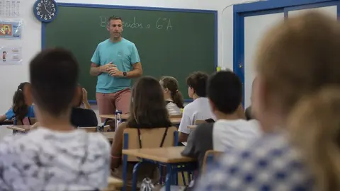 Un profesor impartiendo clases en un colegio de Andaluc&iacute;a