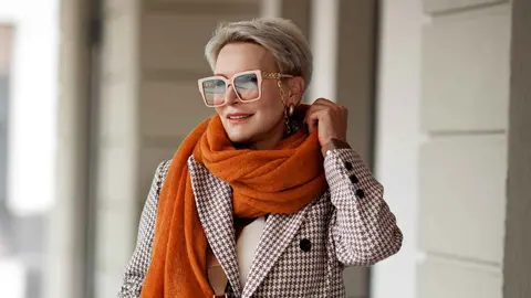 Una mujer vistiendo a la moda de la nueva temporada