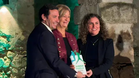 La delegada de Juventud y Participaci&oacute;n, Carmen Pina, recogiendo la menci&oacute;n honor&iacute;fica 'Municipio Joven del a&ntilde;o'