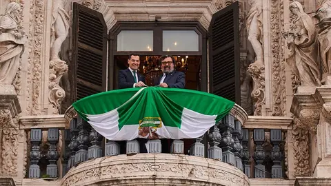 Juanma Moreno, junto al actor Paco Tous | Salvador L&oacute;pez Medina