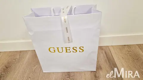 Bolsa de compra de la firma GUESS