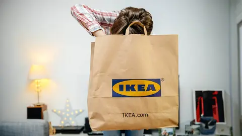 Clienta de IKEA revisa sus compras