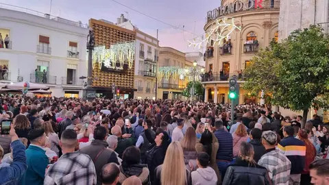 Zambomba en Jerez, de fondo el Gallo Azul