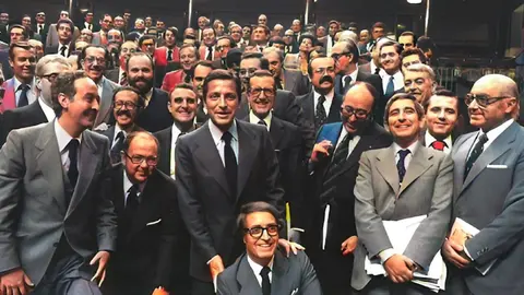 Adolfo Su&aacute;rez junto a su grupo parlamentario de la UCD tras la aprobaci&oacute;n de la Constituci&oacute;n en el Congreso de los Diputados