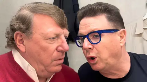 Jorge y C&eacute;sar Cadaval de Los Morancos durante su 'sketch' en Instagram | @LosMorancos