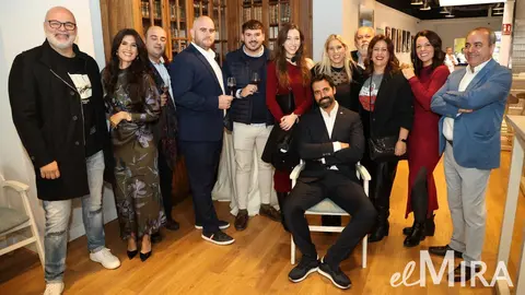 El CEO del Grupo MIRA posa junto a una representaci&oacute;n de trabajadores de la compa&ntilde;&iacute;a durante la Zambomba celebrada en el Casino Jerezano