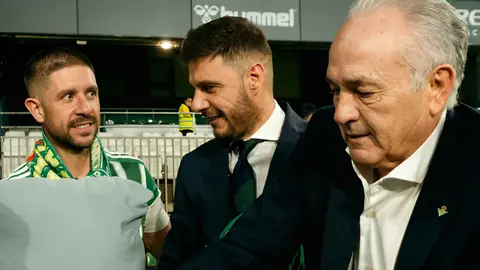Joaqu&iacute;n S&aacute;nchez y Rafael Gordillo junto a Antonio | @RBetisFundacion