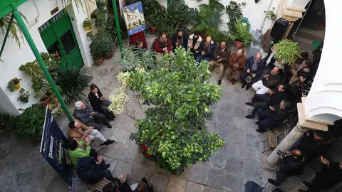 Presentaci&oacute;n de la Zambomba BIC en Patio Apartamentos San Miguel de Jerez | Cristo Garc&iacute;a