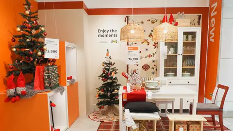 Una tienda de Ikea decorada por Navidad