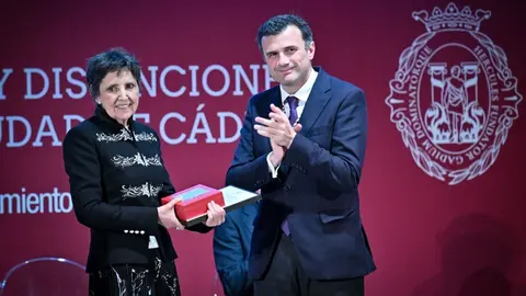 Iria Jes&uacute;s de la Calle, viuda de Carlos D&iacute;az Medina, recoge el t&iacute;tulo de Regidor Honorario de manos del alcalde, Bruno Garc&iacute;a