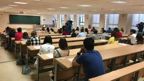 Personas realizando un examen de oposici&oacute;n en Andaluc&iacute;a