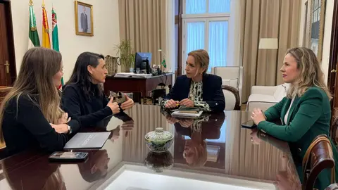 La presidenta de la Diputaci&oacute;n, Almudena Mart&iacute;nez, junto a las responsables de la Asociaci&oacute;n de Artes Esc&eacute;nicas y Audiovisuales de Jerez