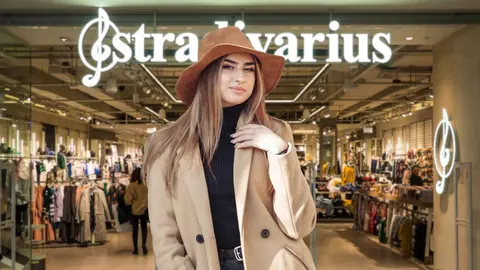 Una mujer frente a una tienda de Stradivarius | El MIRA