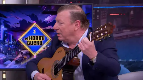 C&eacute;sar Cadaval de Los Morancos tocando la guitarra en 'El Hormiguero' | Antena 3