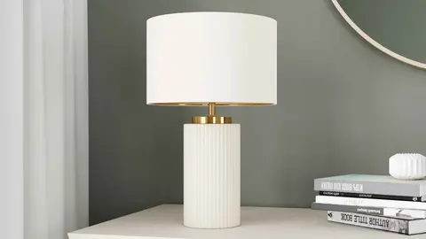 L&aacute;mpara de cer&aacute;mica estriado con pantalla de poli&eacute;ster reciclado Vigo de Maisons du Monde