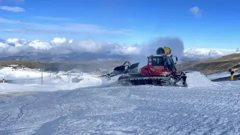 Preparaci&oacute;n de las pistas en la zona de Borreguiles, algo imprescindible antes de la apertura