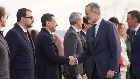 Juanma Moreno saluda al Rey Felipe VI a su llegada a la Conferencia de Presidentes