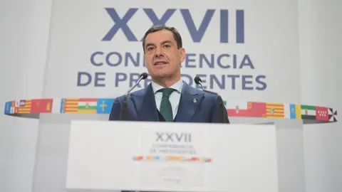 Juanma Moreno, atendiendo a los medios tras asistir al Congreso de Presidentes