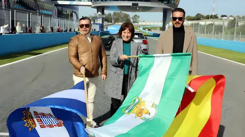 Los representantes de los Reyes Magos ondeando las banderas en la recta de meta del Circuito de Jerez