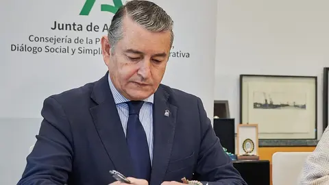 Antonio Sanz, durante la firma de un convenio en Sevilla | Salvador L&oacute;pez Medina