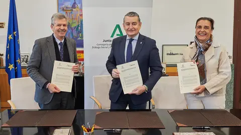 Antonio Sanz, tras la firma de un convenio de colaboraci&oacute;n con Enresa en Sevilla | Salvador L&oacute;pez Medina