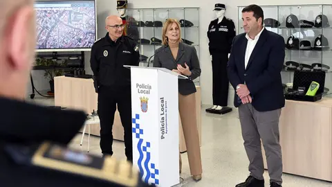La alcaldesa durante la presentaci&oacute;n del nuevo material disponible en la jefatura local de Polic&iacute;a Local Jerez