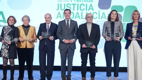 Juanma Moreno, en el centro de la imagen, ha reivindicado la independencia de los jueces