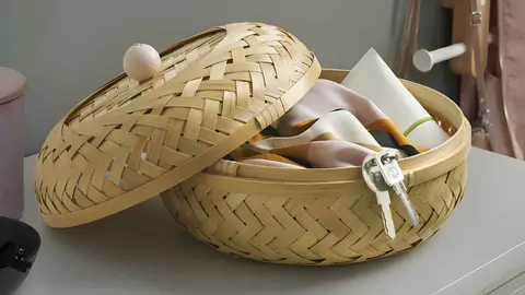Cesta de bamb&uacute; con tapa H&Ouml;KRUBBA de Ikea