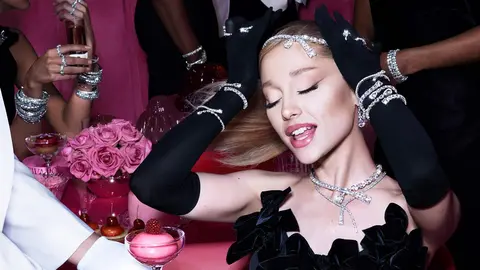 Ariana Grande, anuncia la Navidad en Swarovski