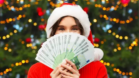 Una pensionista con el extra de la Seguridad Social por Navidad