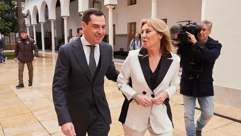 Juanma Moreno, junto a la consejera de Econom&iacute;a Carolina Espa&ntilde;a | Salvador L&oacute;pez Medina